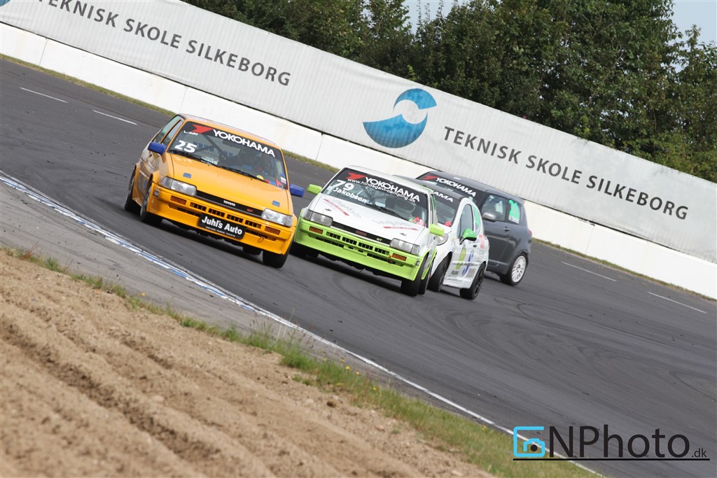 Både Leif Juhl (25) og Brian Jakobsen (79) havde støvet de gamle Toyota Corolla’er af, og viste begge rigtig god fart. De ses her i kamp med Jan Jespersen (20) og Kenneth Jerkel (21).
(Foto: CNPhoto.dk)